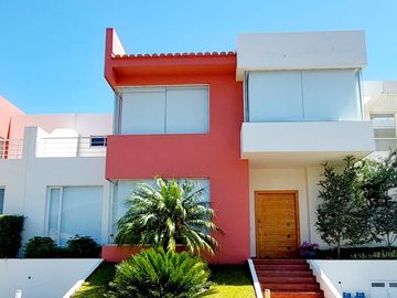 Vendo casa en Cumbayá, sector Santa Inés, entre Colegio Menor y Pillagua.