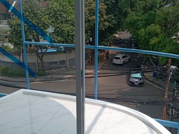 DISEWAKAN RUMAH BARU LAYOUT KANTOR DI SINABUNG KEBAYORAN BARU JAKARTA SELATAN