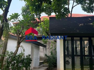 Dijual Rumah Cantik Nuansa Villa di Menjangan Raya, Ciputat - Luas Tanah 1880m², Semi Furnished, Harga Nego