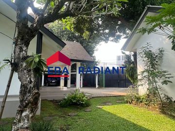 Dijual Rumah Cantik Nuansa Villa di Menjangan Raya, Ciputat - Luas Tanah 1880m², Semi Furnished, Harga Nego