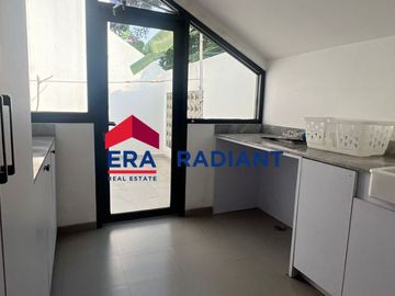 Dijual Rumah Cantik Nuansa Villa di Menjangan Raya, Ciputat - Luas Tanah 1880m², Semi Furnished, Harga Nego