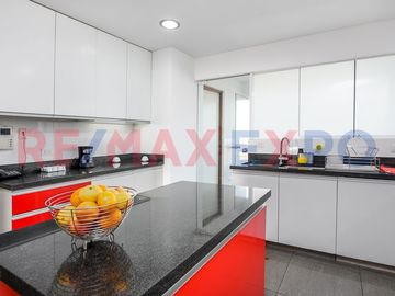 Vendemos Moderno Penthouse dúplex en Cerros de Camacho, en el Edificio El Golf Imperio.