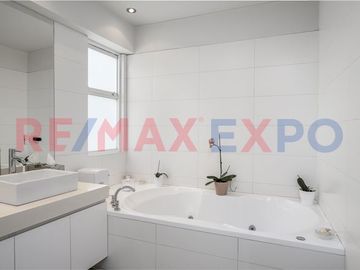 Vendemos Moderno Penthouse dúplex en Cerros de Camacho, en el Edificio El Golf Imperio.