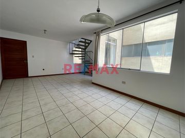 Se Vende Amplio Y Acogedor Dúplex En Piso 2 - Portada Del Sol La Molina