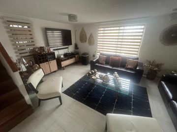 Casa de 3 pisos en Barrio Los Bosquinos, Maipú.