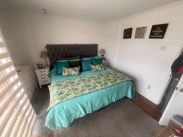 Casa de 3 pisos en Barrio Los Bosquinos, Maipú.