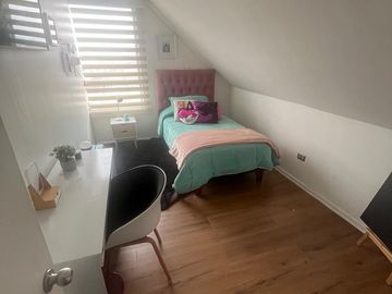 Casa de 3 pisos en Barrio Los Bosquinos, Maipú.
