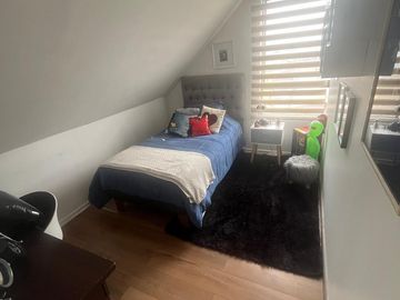 Casa de 3 pisos en Barrio Los Bosquinos, Maipú.