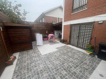 Casa de 3 pisos en Barrio Los Bosquinos, Maipú.