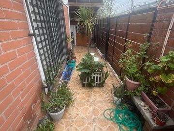 Casa de 3 pisos en Barrio Los Bosquinos, Maipú.