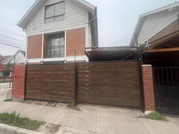 Casa de 3 pisos en Barrio Los Bosquinos, Maipú.