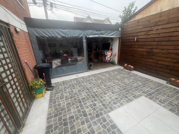 Casa de 3 pisos en Barrio Los Bosquinos, Maipú.