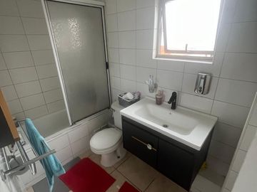 Casa de 3 pisos en Barrio Los Bosquinos, Maipú.