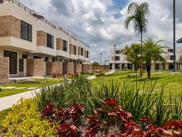 CASA EN VENTA EN XOCHITEPEC CON ALBERCA Y CANCHAS DEPORTIVAS