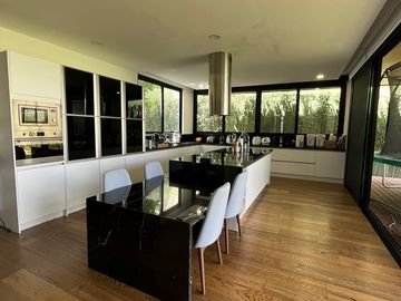 VENDO CASA CON ACABADOS DE LUJO 4 RECAMARAS EN BOSQUES DEL REFUGIO A UNOS PASOS DE UNIVERSIDAD LA SALLE