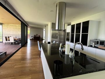 VENDO CASA CON ACABADOS DE LUJO 4 RECAMARAS EN BOSQUES DEL REFUGIO A UNOS PASOS DE UNIVERSIDAD LA SALLE