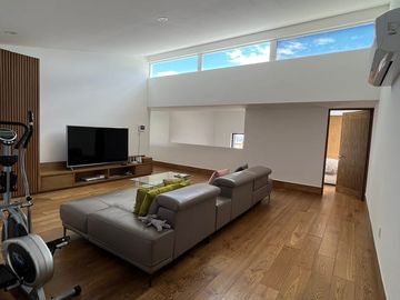 VENDO CASA CON ACABADOS DE LUJO 4 RECAMARAS EN BOSQUES DEL REFUGIO A UNOS PASOS DE UNIVERSIDAD LA SALLE