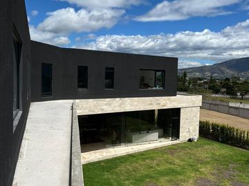 CASA DE LUJO DE VENTA SECTOR HILACRIL