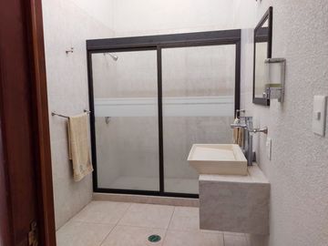 CASA EN VENTA LOMAS DEL MÁRMOL EN ZONA LA CALERA, CERCA DE FACULTADES BUAP Y HOSPITALES