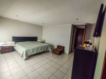 CASA EN VENTA LOMAS DEL MÁRMOL EN ZONA LA CALERA, CERCA DE FACULTADES BUAP Y HOSPITALES