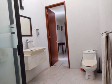 CASA EN VENTA LOMAS DEL MÁRMOL EN ZONA LA CALERA, CERCA DE FACULTADES BUAP Y HOSPITALES