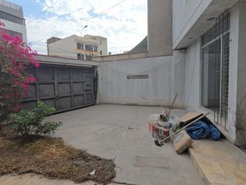 Venta de Casa Como Terreno Urb. Las Begonias – San Borja