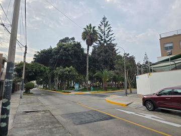 Venta de Casa Como Terreno Urb. Las Begonias – San Borja