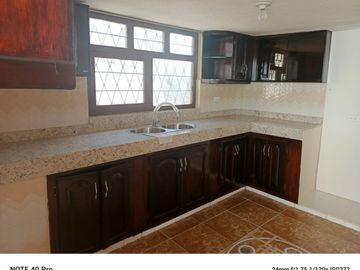 BONITA Y AMPLIA CASA
