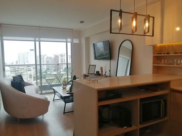 Venta de Departamento Dos Dormitorios, Cochera, en Barranco Límite con Miraflores