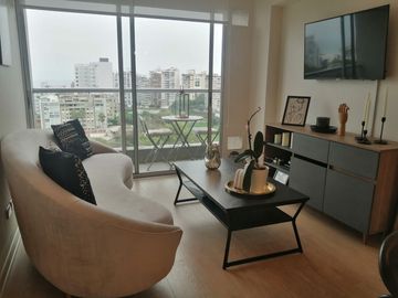 Venta de Departamento Dos Dormitorios, Cochera, en Barranco Límite con Miraflores