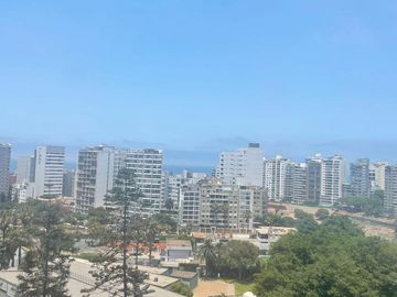 Venta de Departamento Dos Dormitorios, Cochera, en Barranco Límite con Miraflores