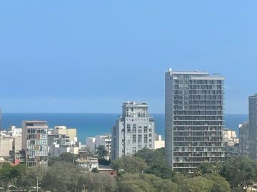 Venta de Departamento Dos Dormitorios, Cochera, en Barranco Límite con Miraflores