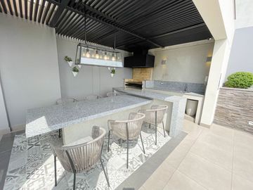 Venta de Departamento Dos Dormitorios, Cochera, en Barranco Límite con Miraflores