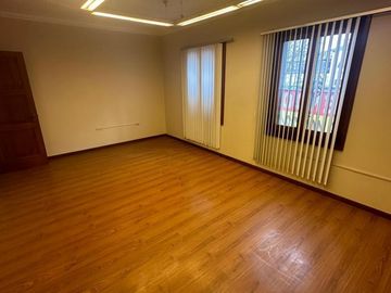 VENTA AMPLIA CASA SAN ISIDRO