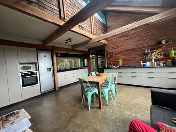 SE VENDE  ENCANTADORA CASA A LA ORRILLA DEL RIO CON VISTA A LOS VOLCANES