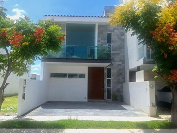 CASA EN VENTA EN EL MAYORAZGO LEON, GTO. CASA SEMI NUEVA CON RECÁMARA EN PLANTA BAJA