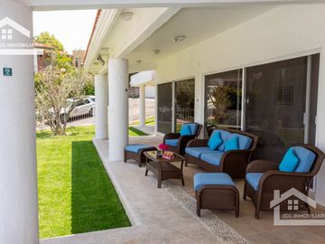 HERMOSA CASA EN VENTA EN LOMAS DE COCOYOC CON ALBERCA Y AMPLIO JARDÍN