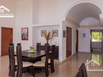 HERMOSA CASA EN VENTA EN LOMAS DE COCOYOC CON ALBERCA Y AMPLIO JARDÍN