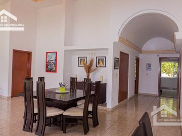 HERMOSA CASA EN VENTA EN LOMAS DE COCOYOC CON ALBERCA Y AMPLIO JARDÍN