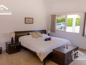 HERMOSA CASA EN VENTA EN LOMAS DE COCOYOC CON ALBERCA Y AMPLIO JARDÍN