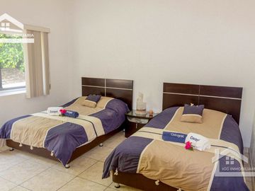 HERMOSA CASA EN VENTA EN LOMAS DE COCOYOC CON ALBERCA Y AMPLIO JARDÍN