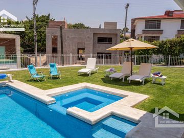HERMOSA CASA EN VENTA EN LOMAS DE COCOYOC CON ALBERCA Y AMPLIO JARDÍN