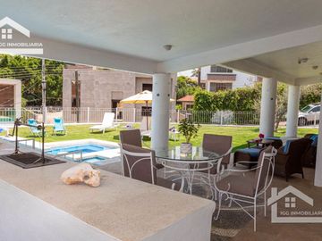 HERMOSA CASA EN VENTA EN LOMAS DE COCOYOC CON ALBERCA Y AMPLIO JARDÍN