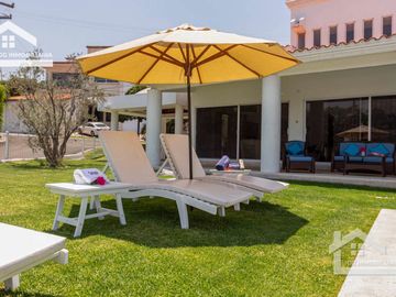 HERMOSA CASA EN VENTA EN LOMAS DE COCOYOC CON ALBERCA Y AMPLIO JARDÍN