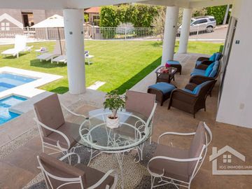 HERMOSA CASA EN VENTA EN LOMAS DE COCOYOC CON ALBERCA Y AMPLIO JARDÍN