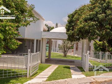 HERMOSA CASA EN VENTA EN LOMAS DE COCOYOC CON ALBERCA Y AMPLIO JARDÍN