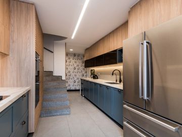 PRECIOSA CASA REMODELADA Y DISEÑADA POR ARQ. VERA VELARDE