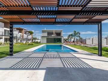 Casa en Venta con Alberca áreas verdes al sur  de Cuernavaca en Xochitepec Morelos