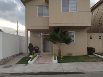 Oportunidad !! Vendo Casa Esquinera en Urb. Villa Bonita