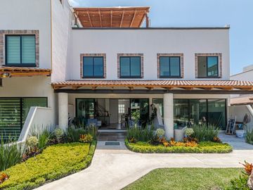 CASA CON ALBERCA AL SUR DE CUERNAVACA EN VENTA
